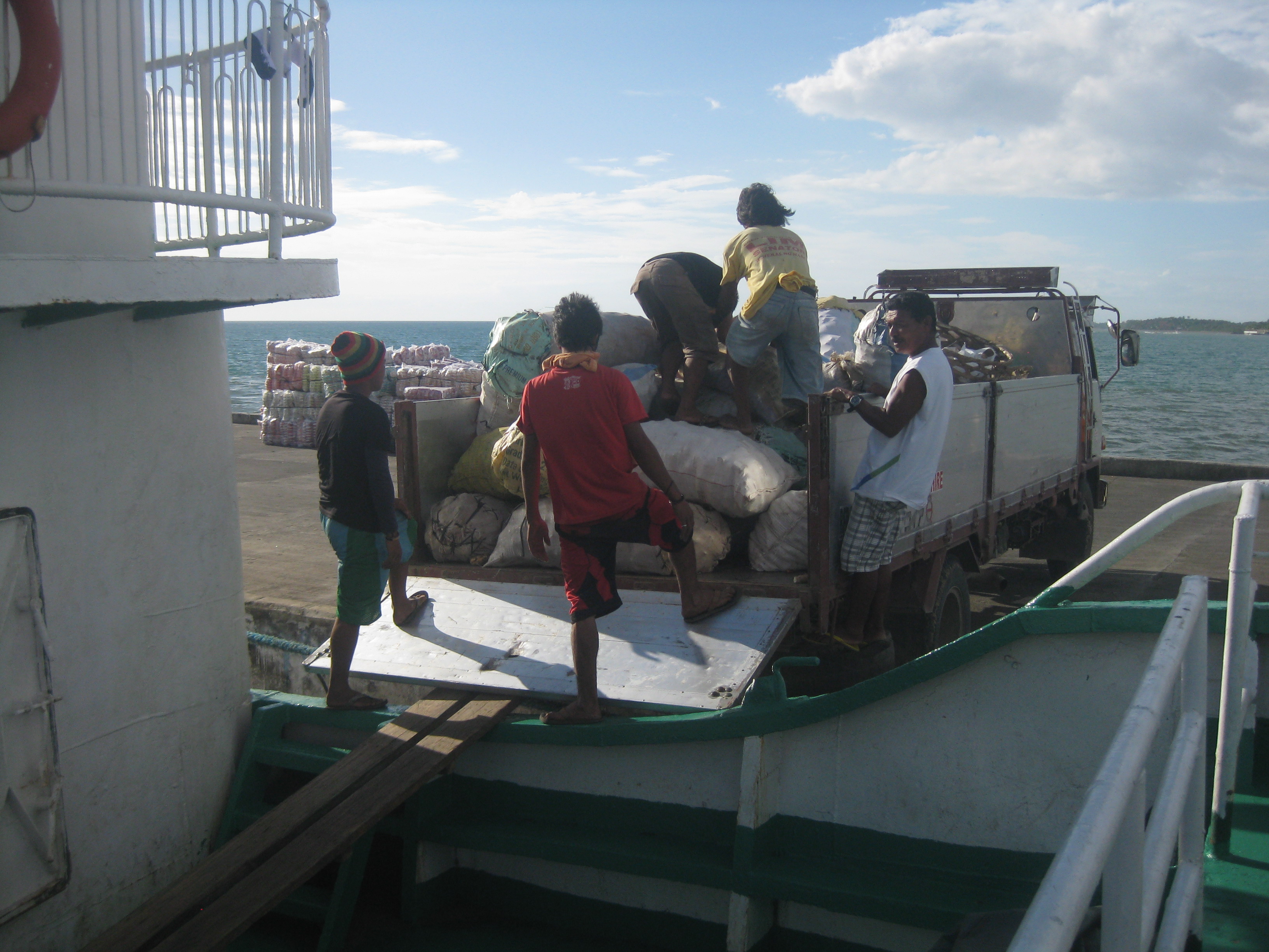 Haulers preparing sacks of cocoyam for sea transport